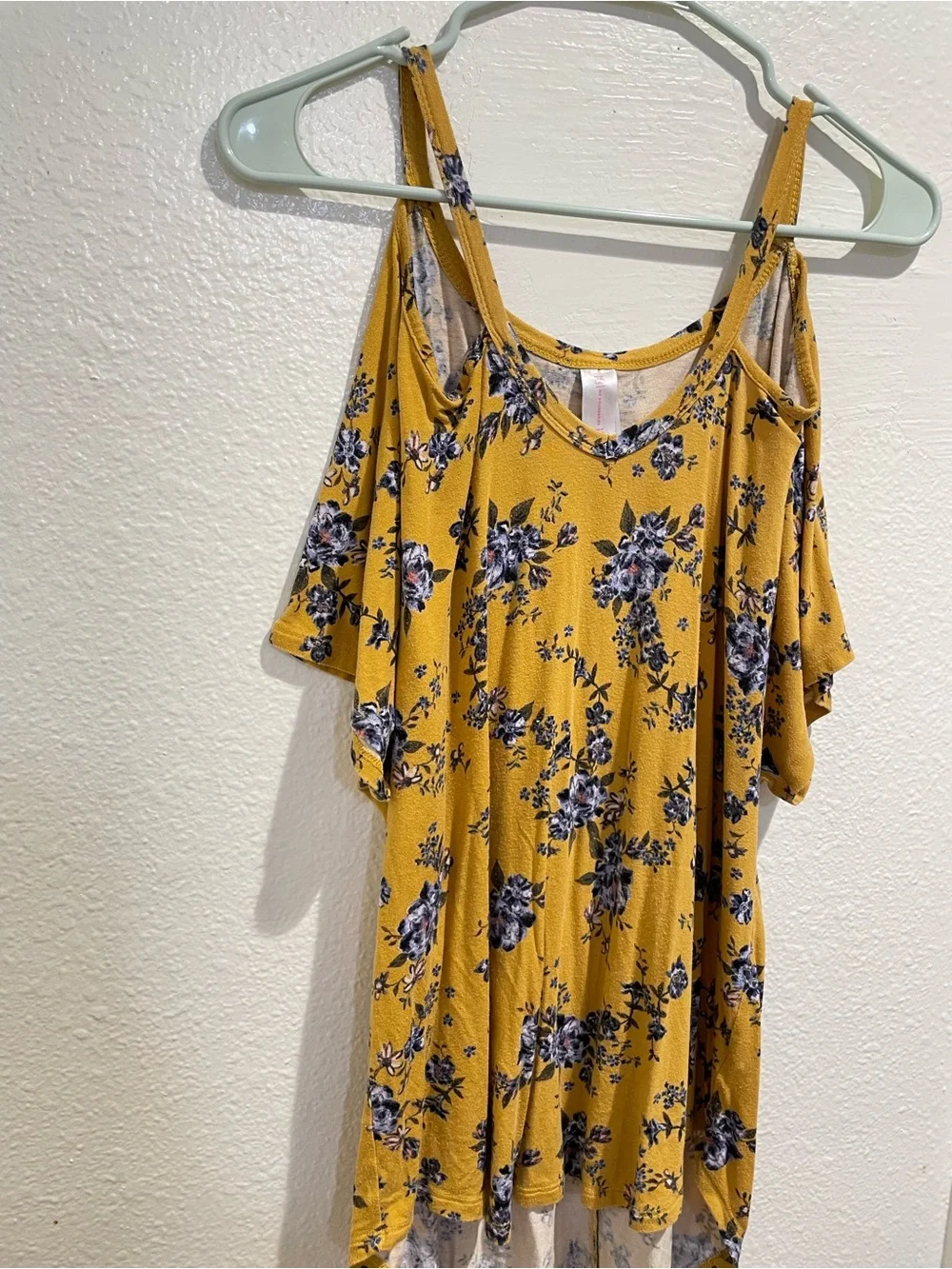 🩵No Boundaries Mustard Yellow Floral Cold Shoulder Top L 🌻