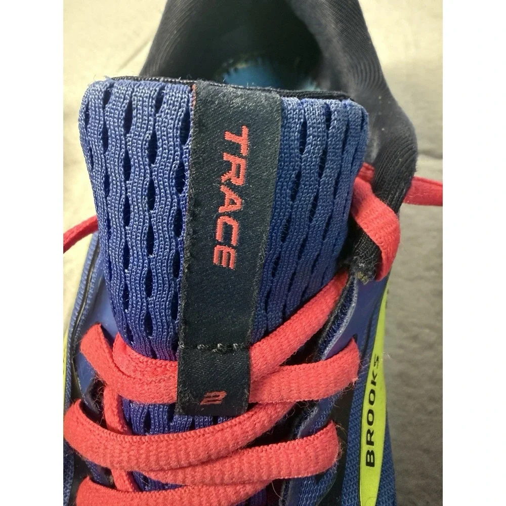 Brooks signs shoes from