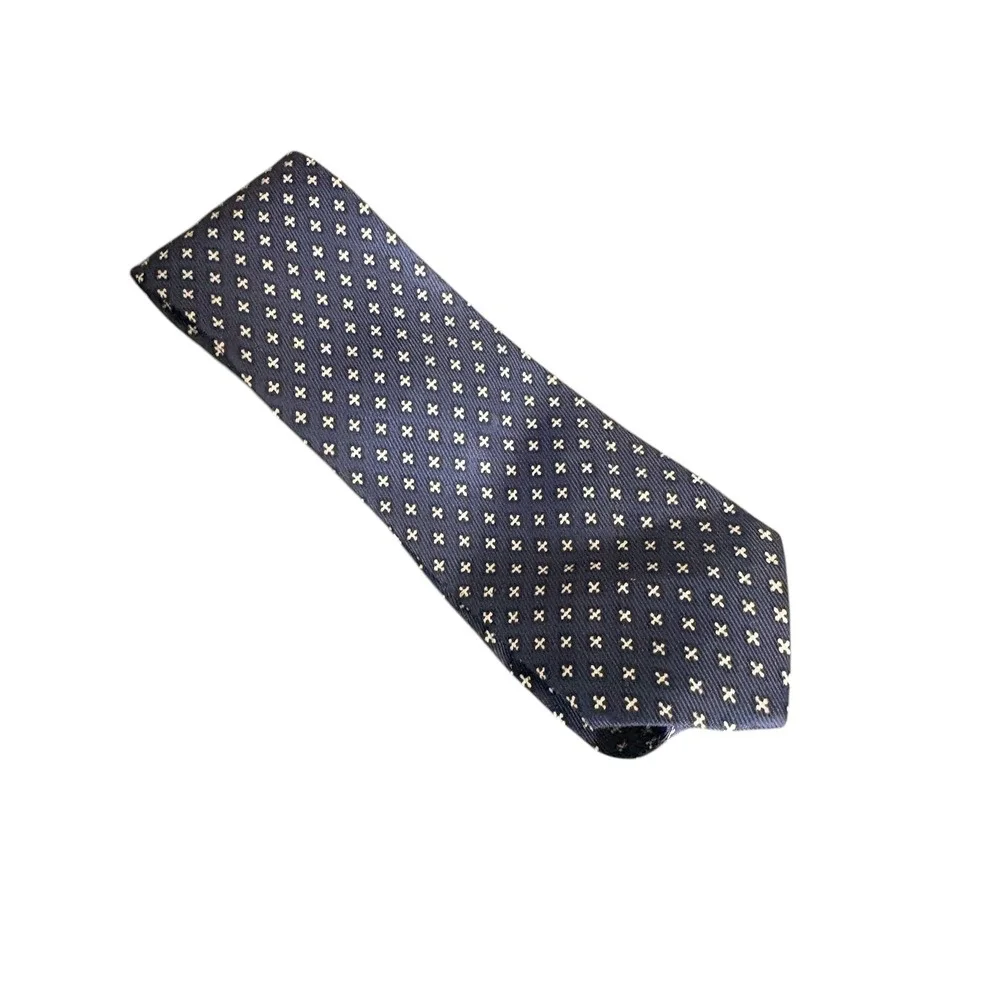 Hillo brand cravat