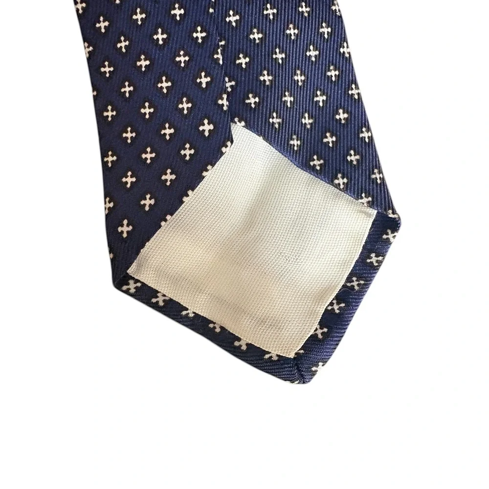 Hillo brand cravat