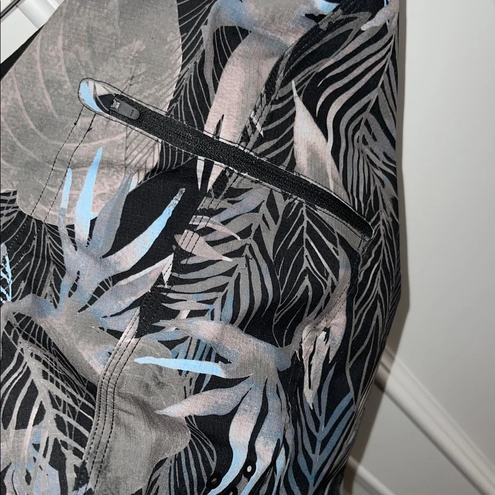 Dakine tropical leaf