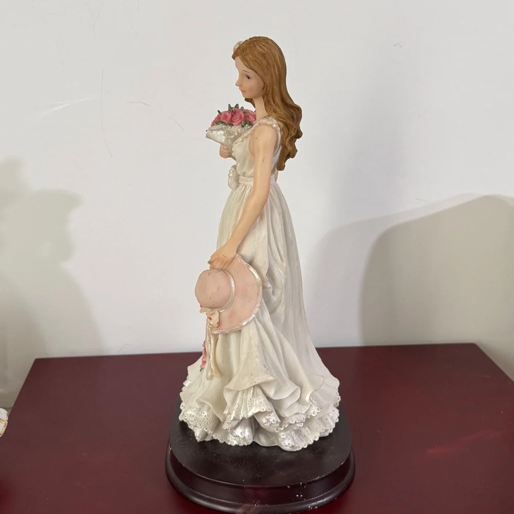 Montefiori Collection elegant figurine