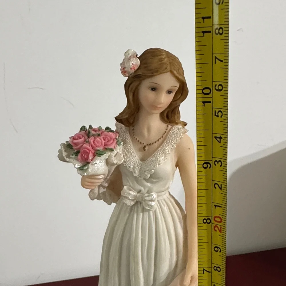 Montefiori Collection elegant figurine