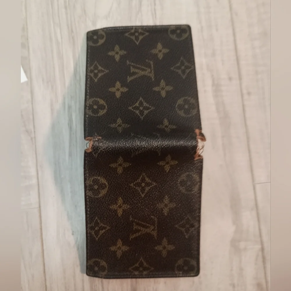 Louis Vuitton button doesn