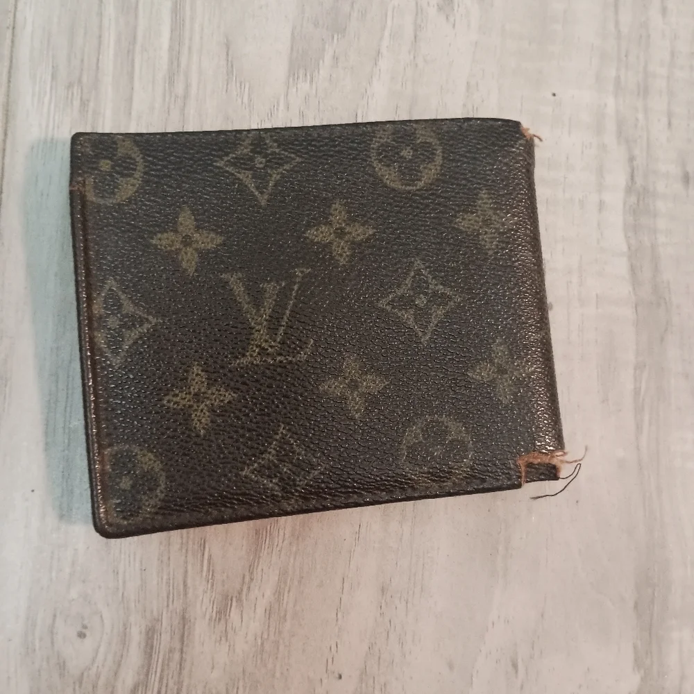 Louis Vuitton button doesn