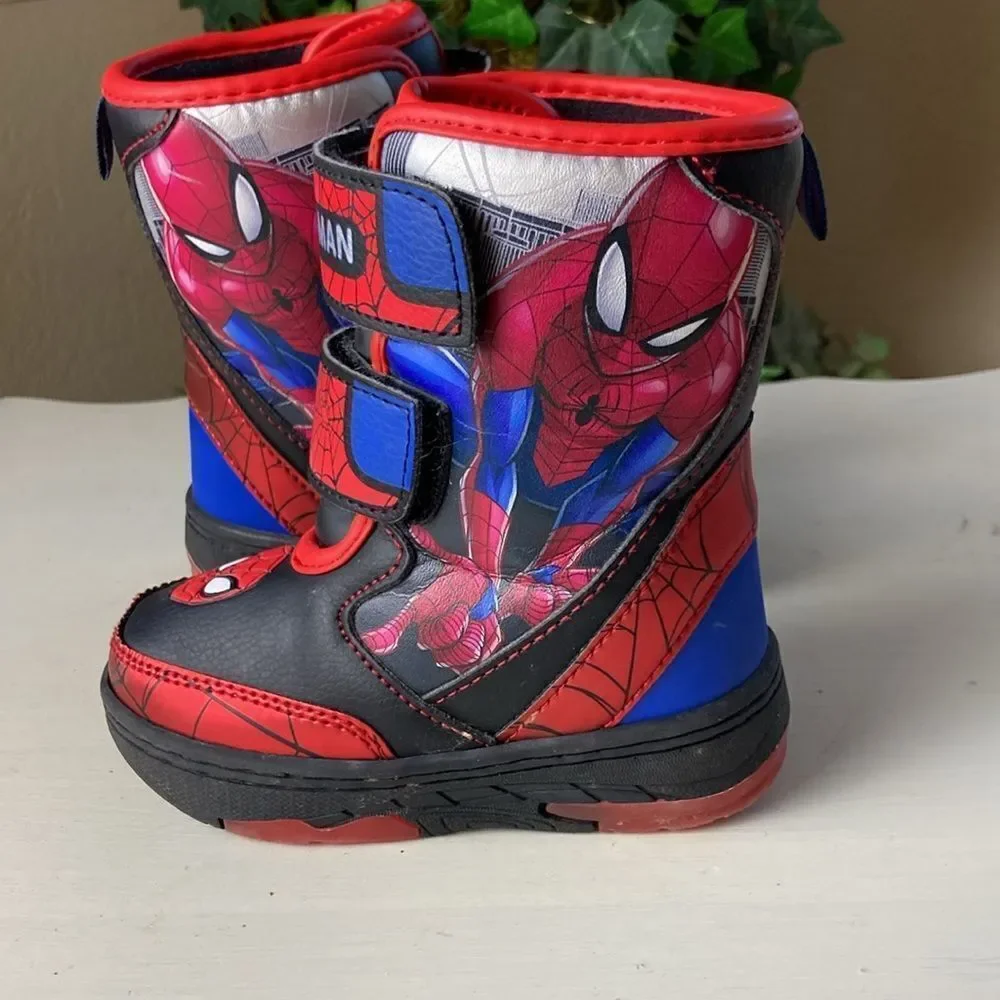 Marvel snowboots euc size