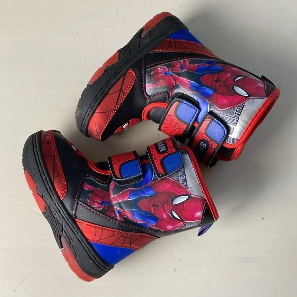 Marvel snowboots smoke home