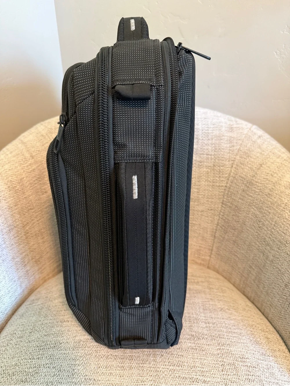 Thule Crossover 2 convertible professional laptop bag 15.6 black NWT