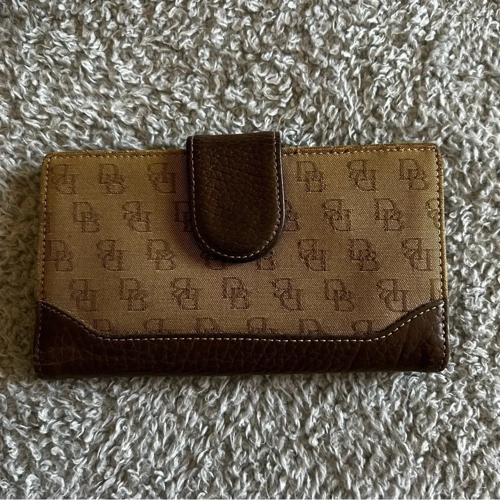 Dooney & Bourke stylish hobo