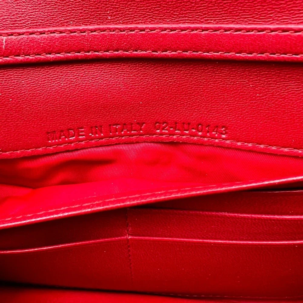 Dior shipping design