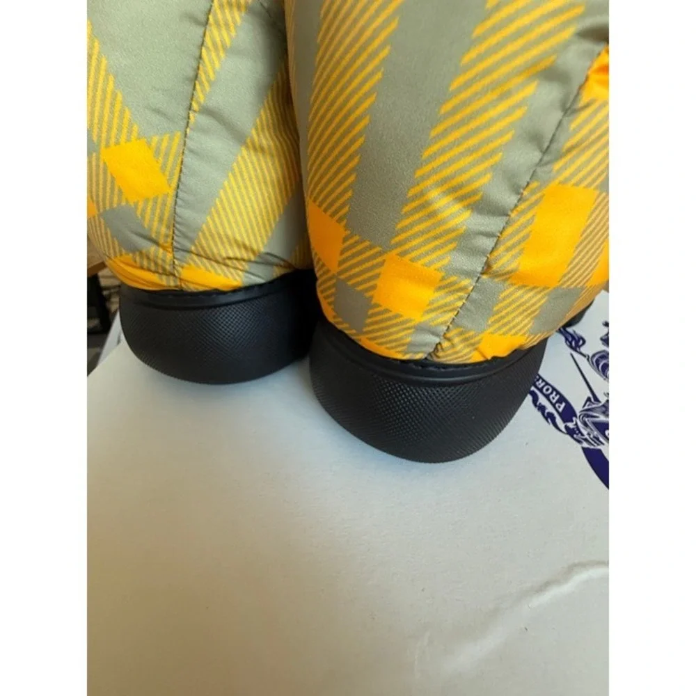 Burberry men pillow