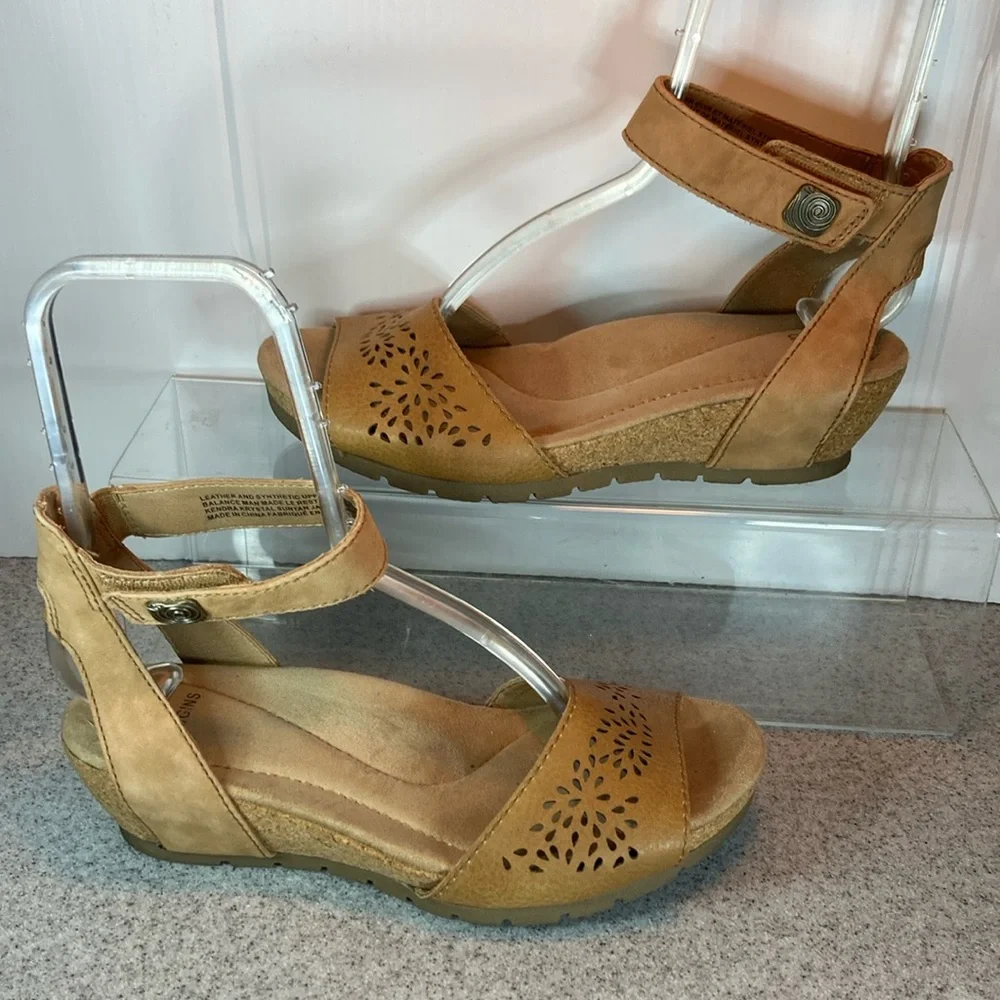 Earth Origins size 7 cork bed wedges. Neutral buff color hook and‎ loop closure
