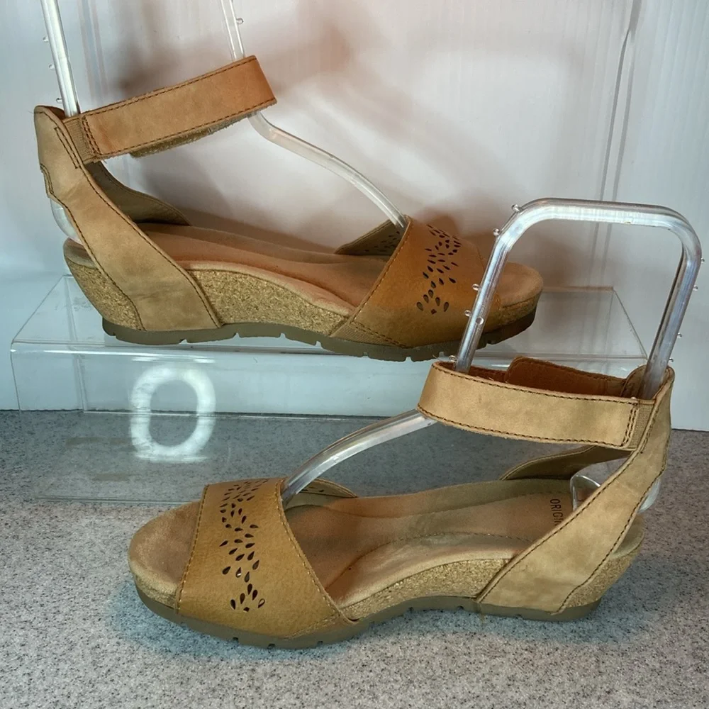 Earth Origins size 7 cork bed wedges. Neutral buff color hook and‎ loop closure