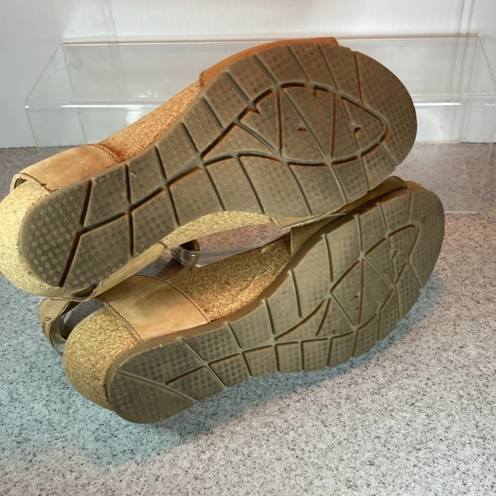 Earth Origins size 7 cork bed wedges. Neutral buff color hook and‎ loop closure