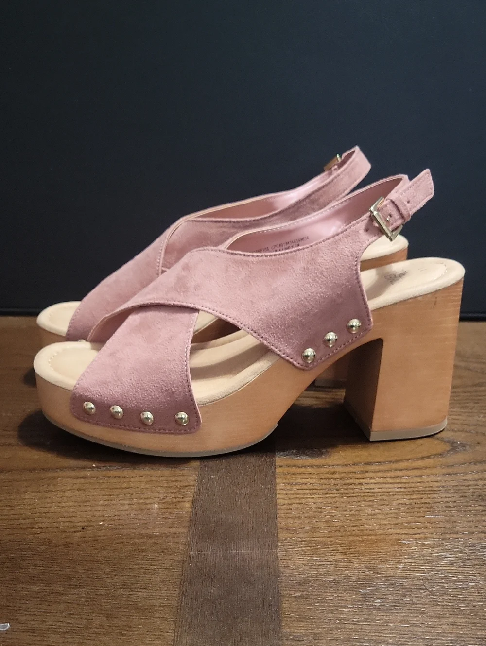 Women’s Pink Suede Crisscross Platform Sandals.  T17
