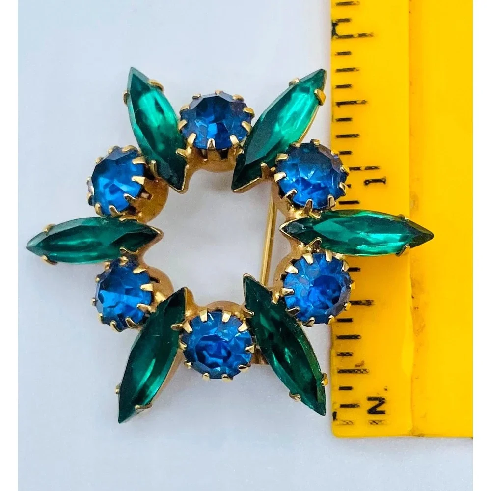 The Unbranded Brand vintage brooch