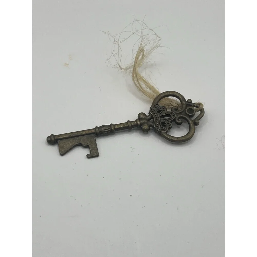 ANTIQUE STYLE ROYAL CROWN SKELETON KEY 