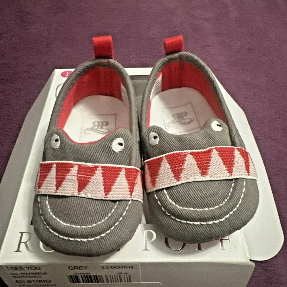 Rosie Pope Infant Size 0-3 Months I See You Embroidered Crib Shoe Grey Prewalker