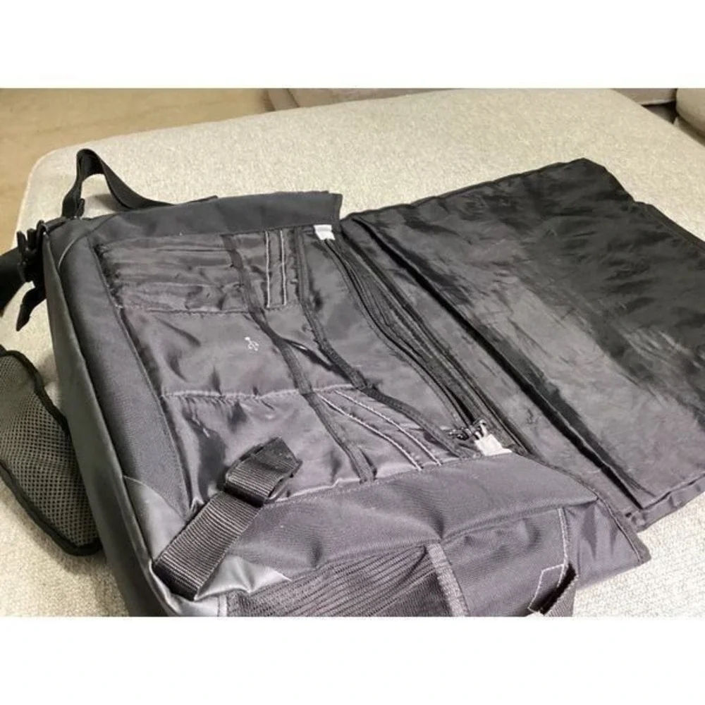 Tarsus computer bag, gently used, pet‎ friendly home