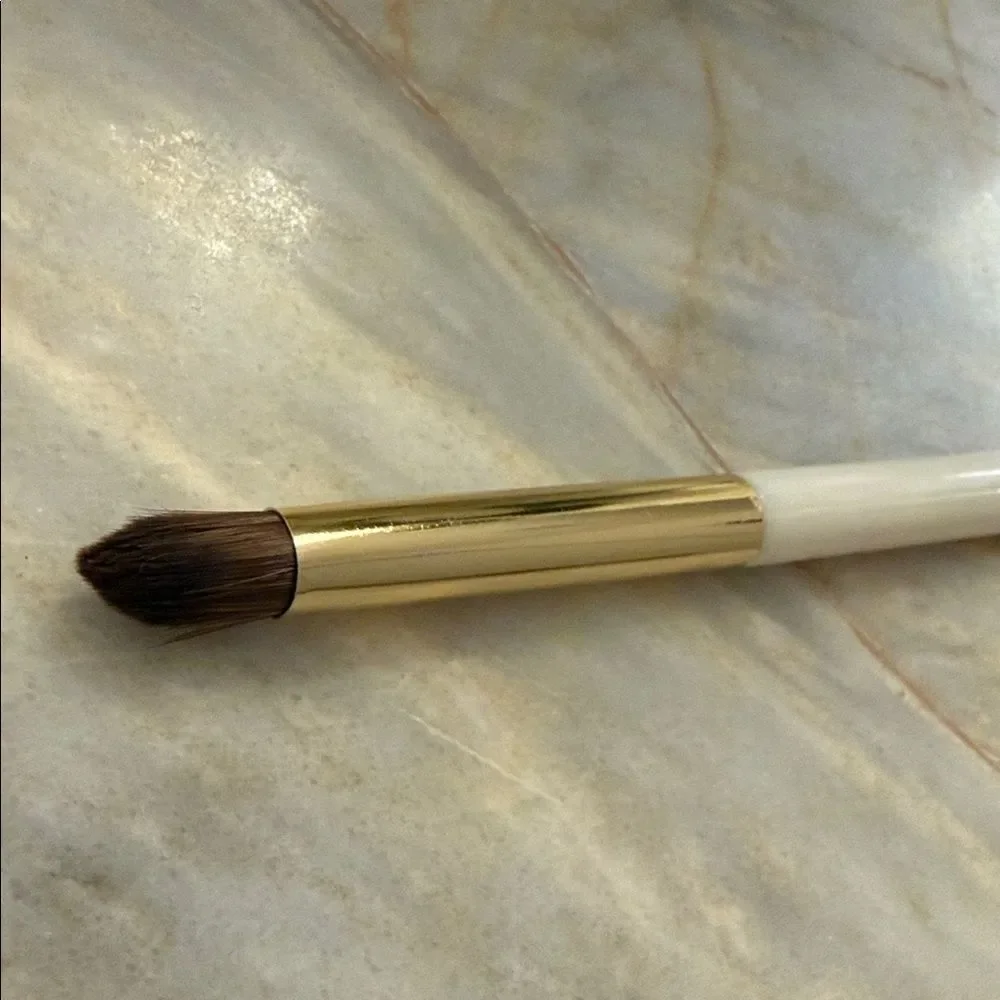 Unbranded tapered eyeshadow