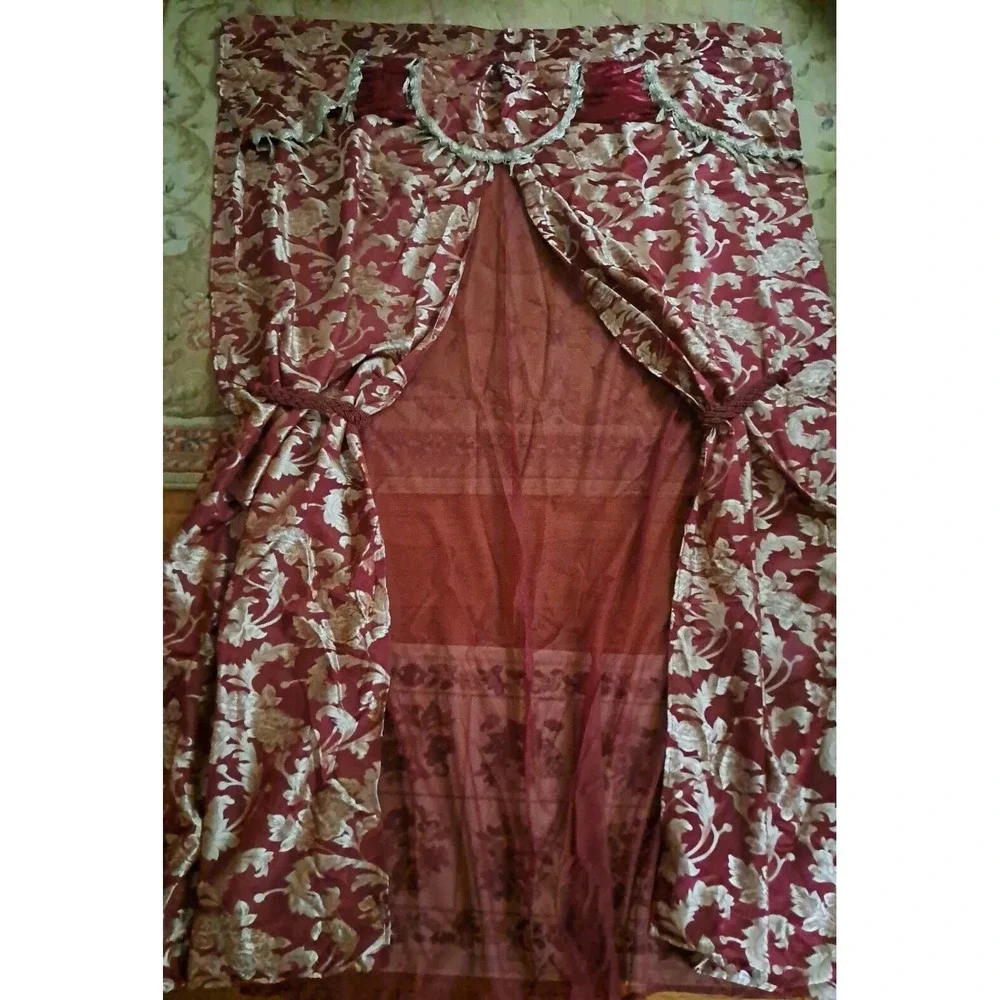 Jacquard Burgundy & Gold 84