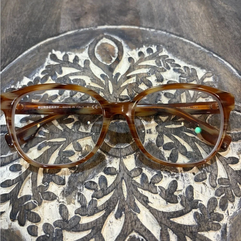 Burberry stylish tortoise