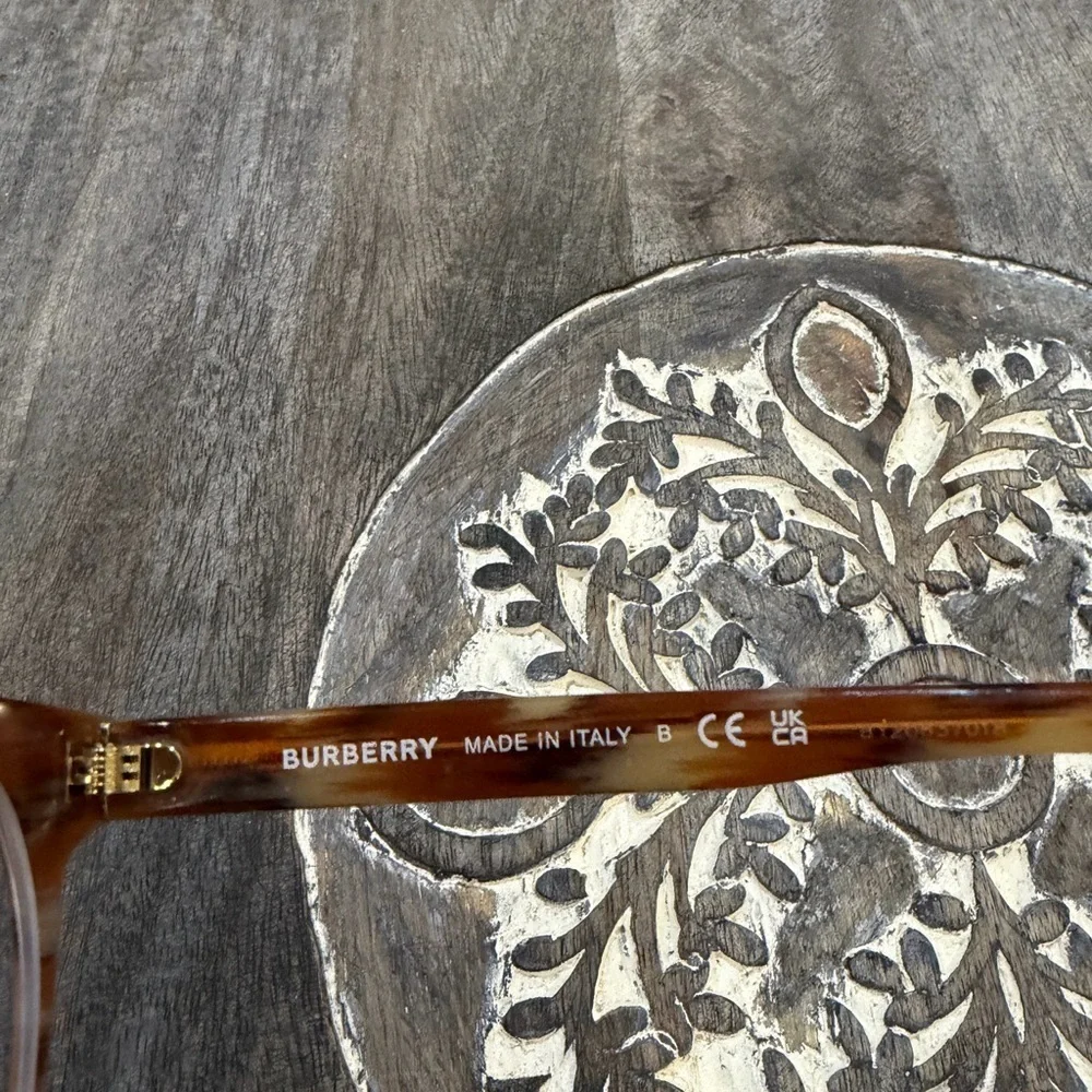 Burberry stylish tortoise