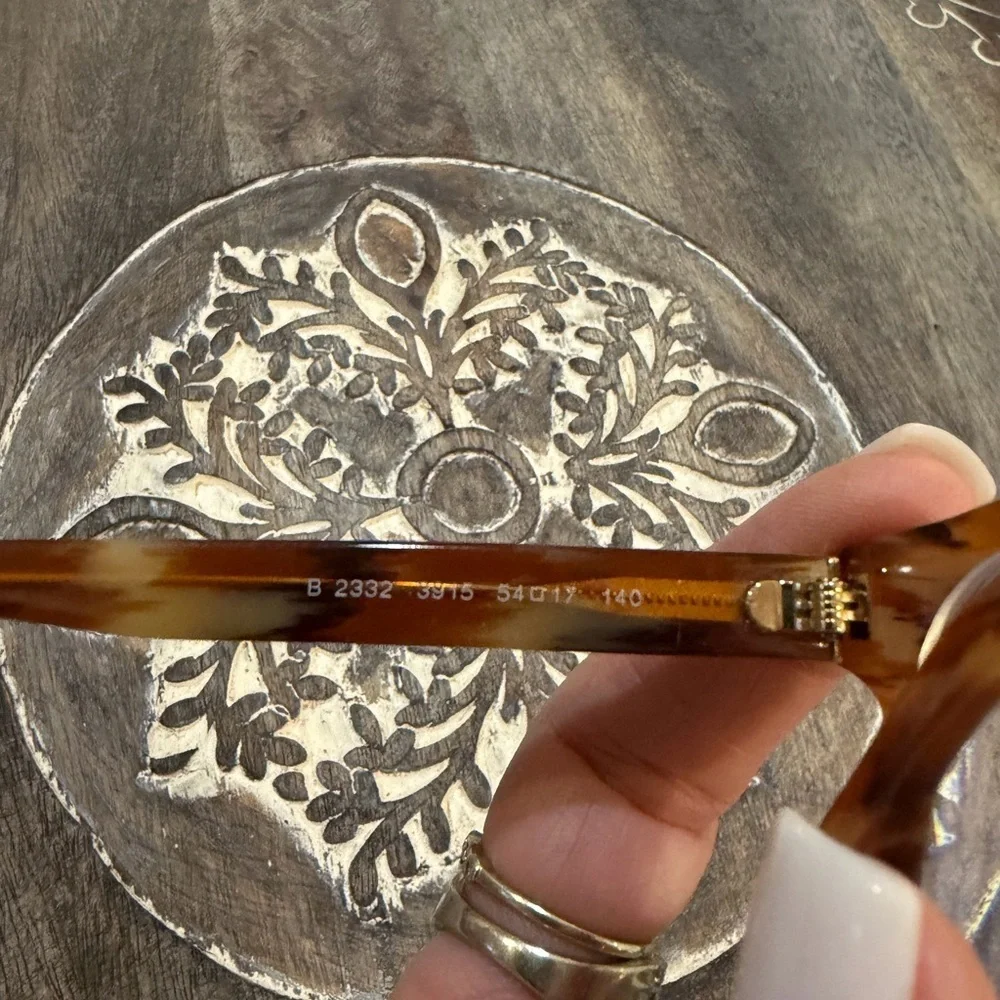 Burberry stylish tortoise