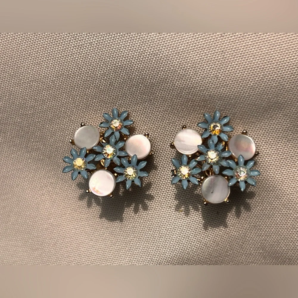 Coro lip earrings