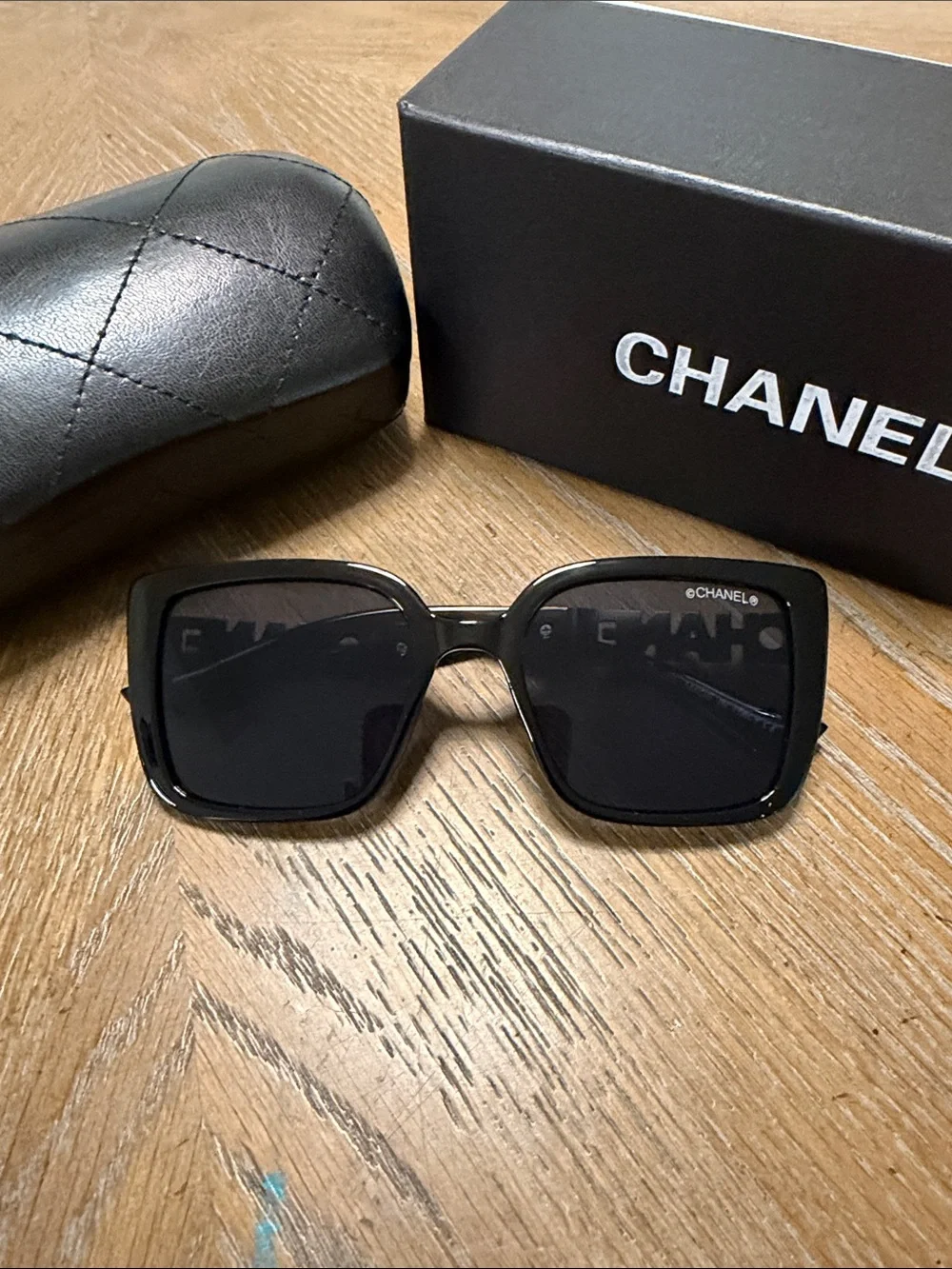 CHANEL glossy chic bold