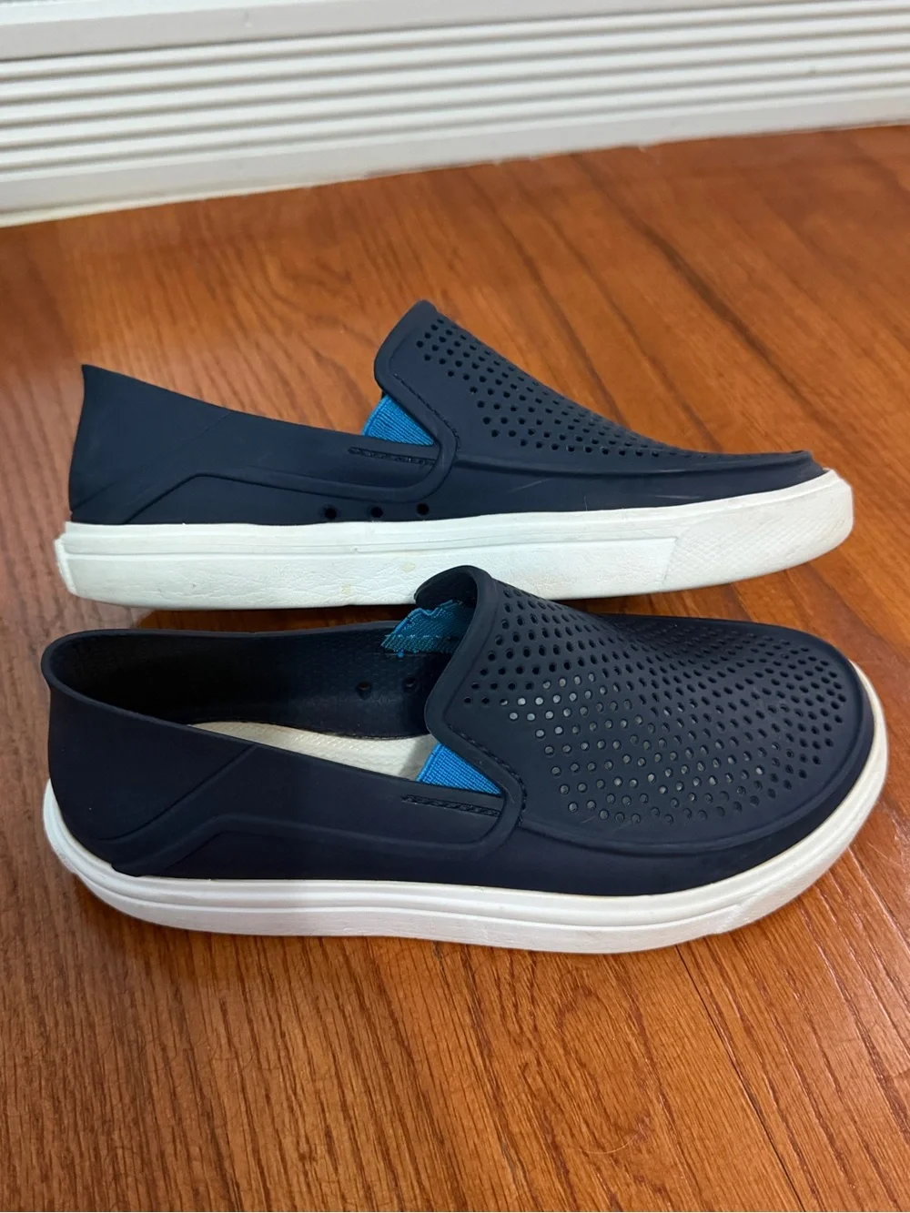 CROCS comfortable lightweight