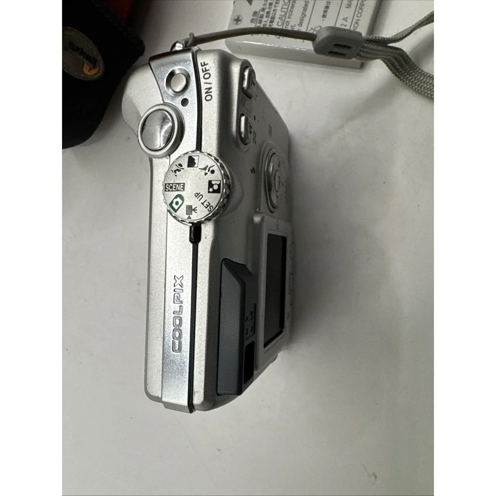 Nikon Coolpix E4200 Camera - 4.0MP, 3x Zoom Untested -CLEAN! w/case