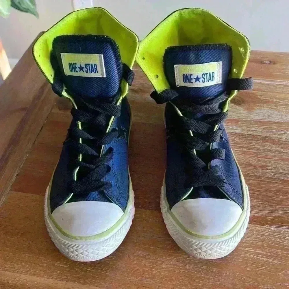 Converse Boys High Top Sneakers SZ 2