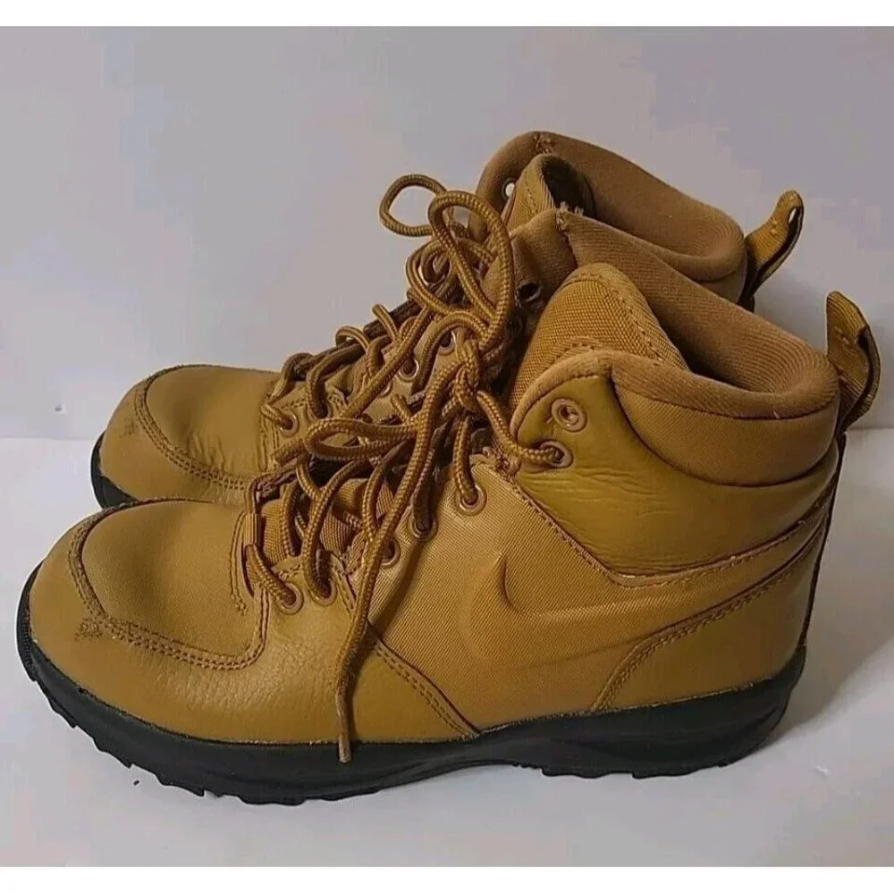 Nike manoa mid