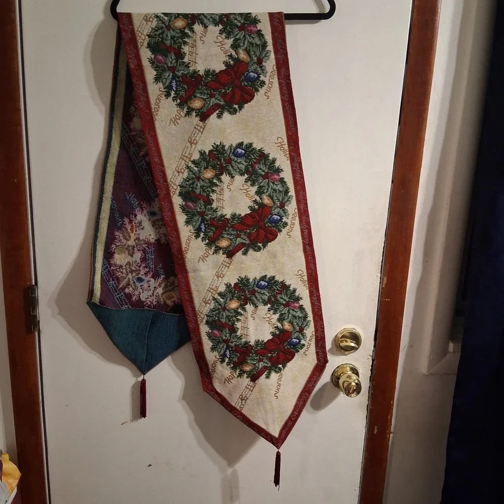 Christmas‎ Needlepoint Tapestry Table Runner Wreath Music Print Exquisite!