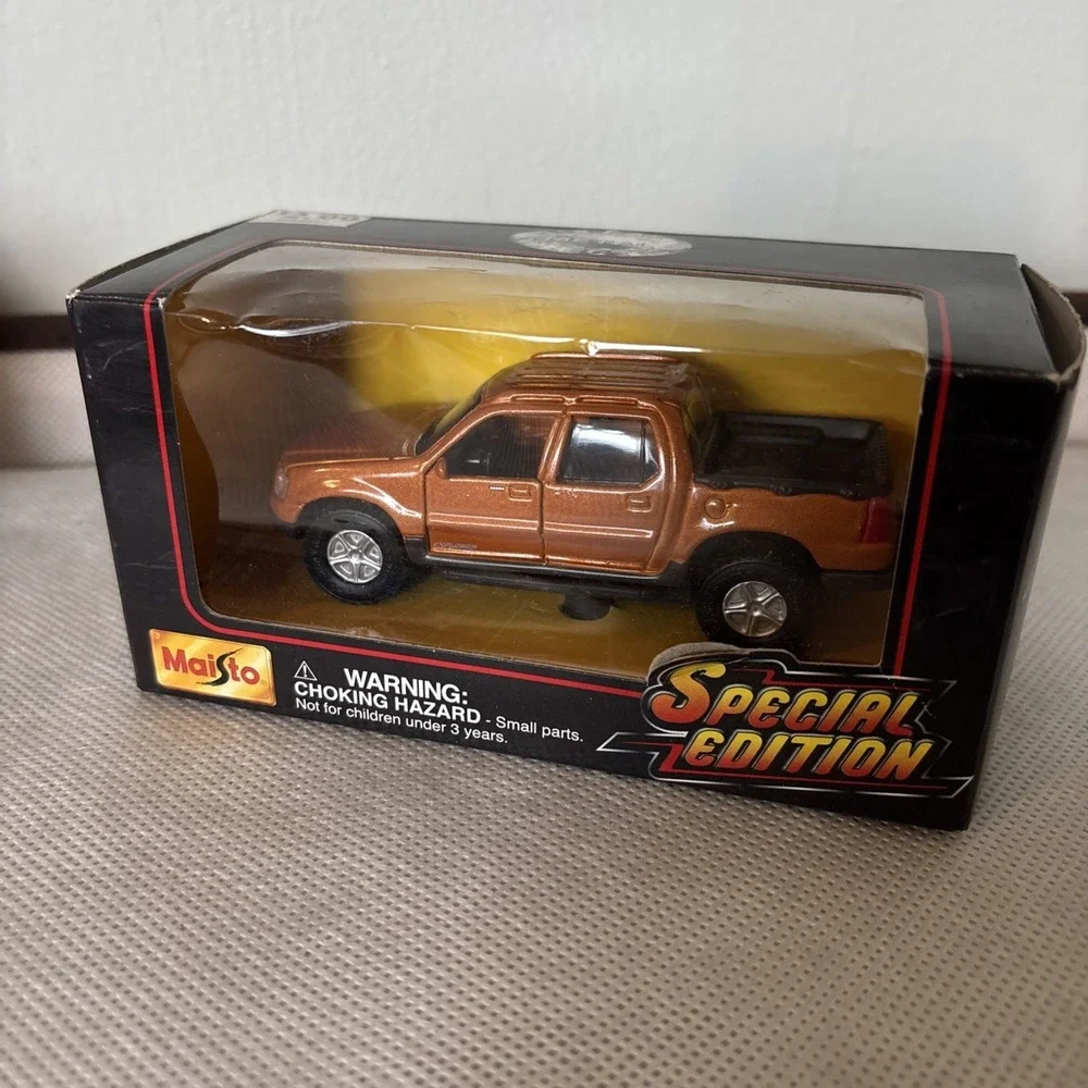 Maisto‎ Ford Explorer Sport Trac, 1:24 Scale Model, Vintage   New In Box