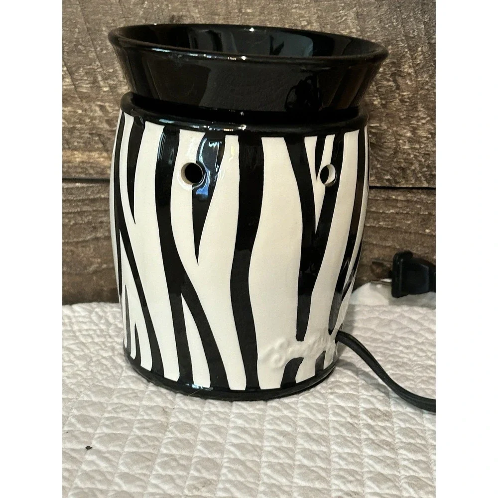 SCENTSY Warmer Zebra Full Size Wax Warmer Black &‎ White Safari