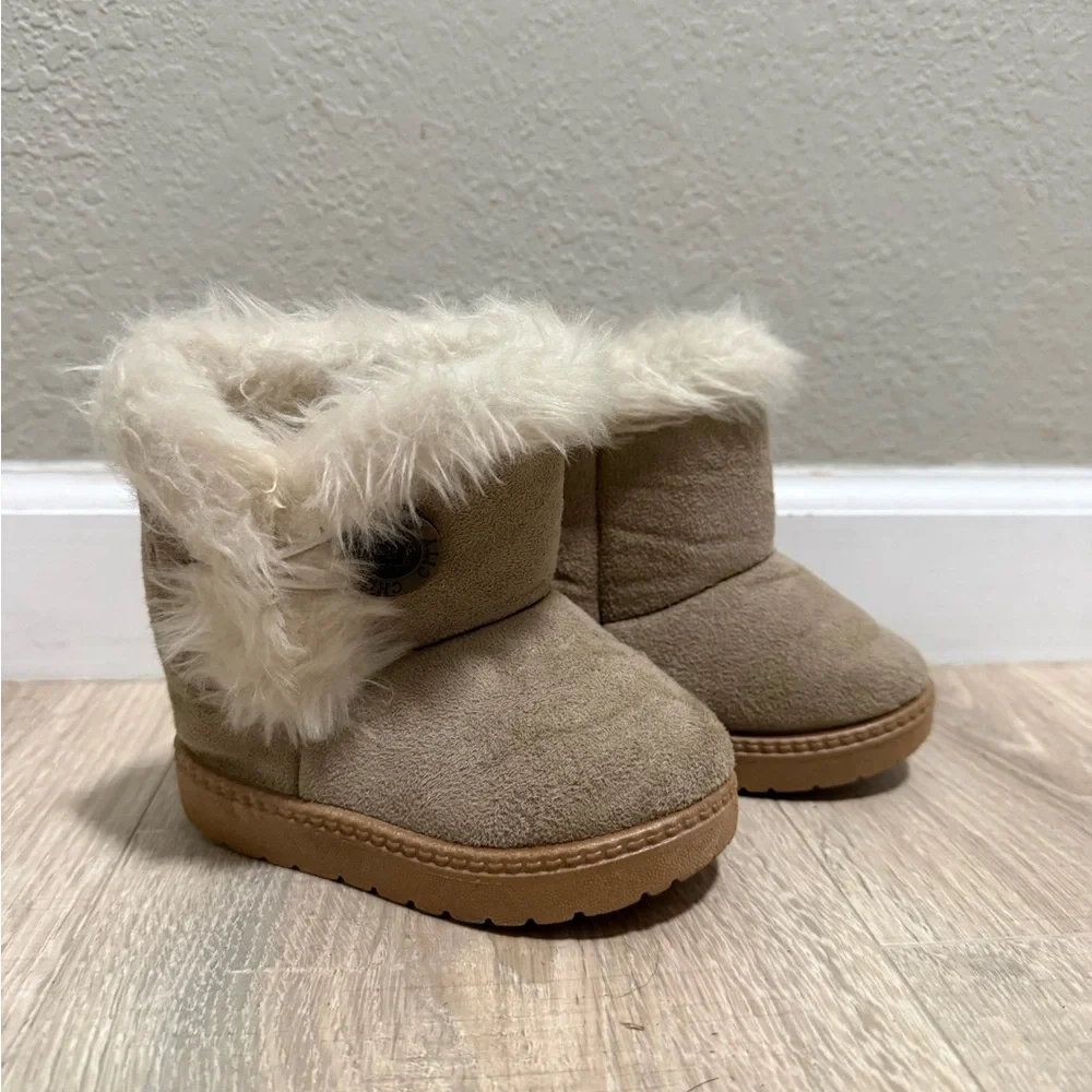 China Buttons City Faux Fur Ankle Boots Toddler Size 6 (Estimated)