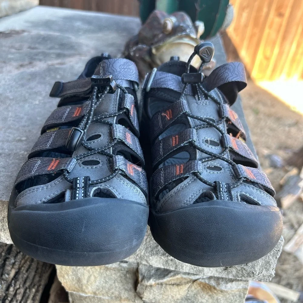 Keen hiking water