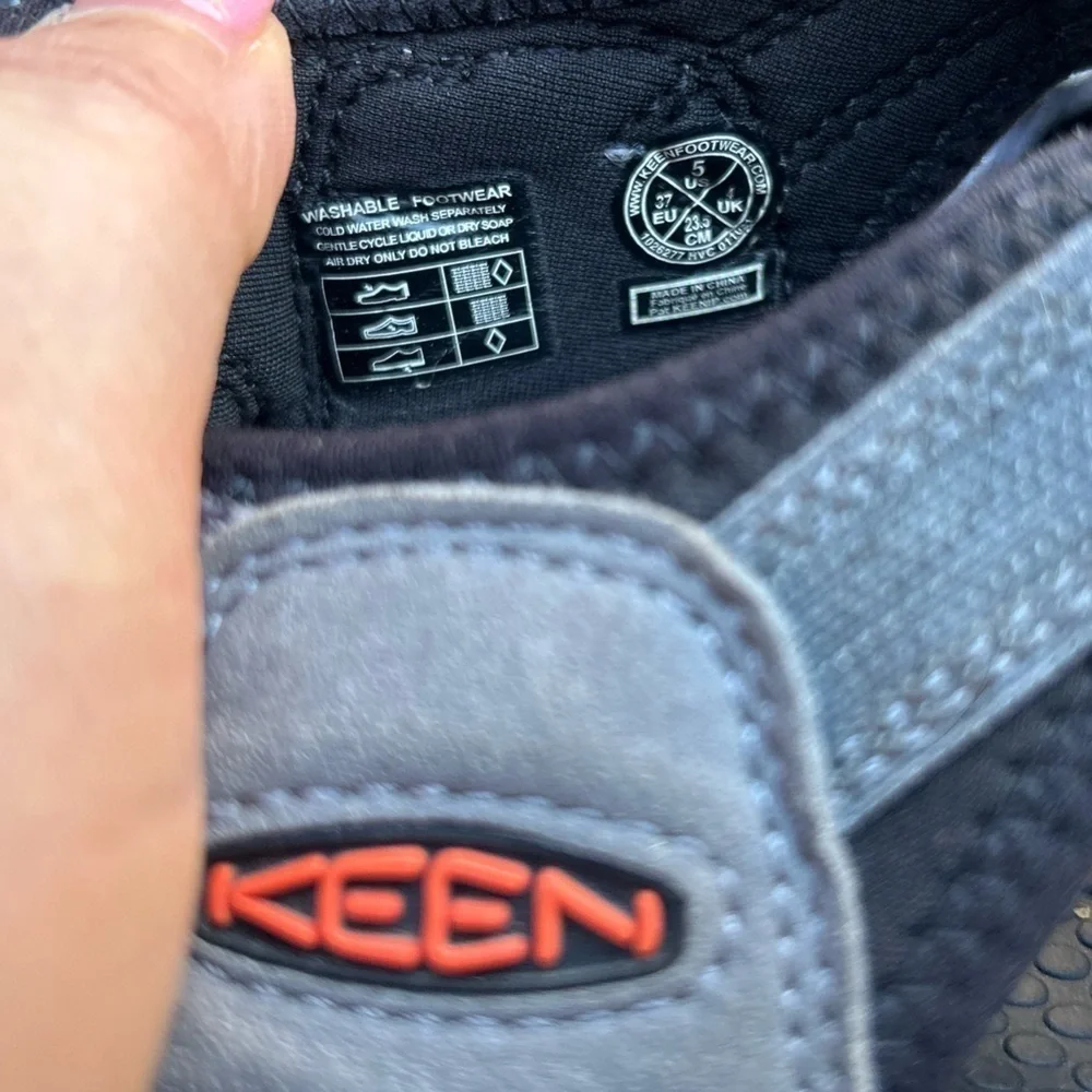 Keen hiking water