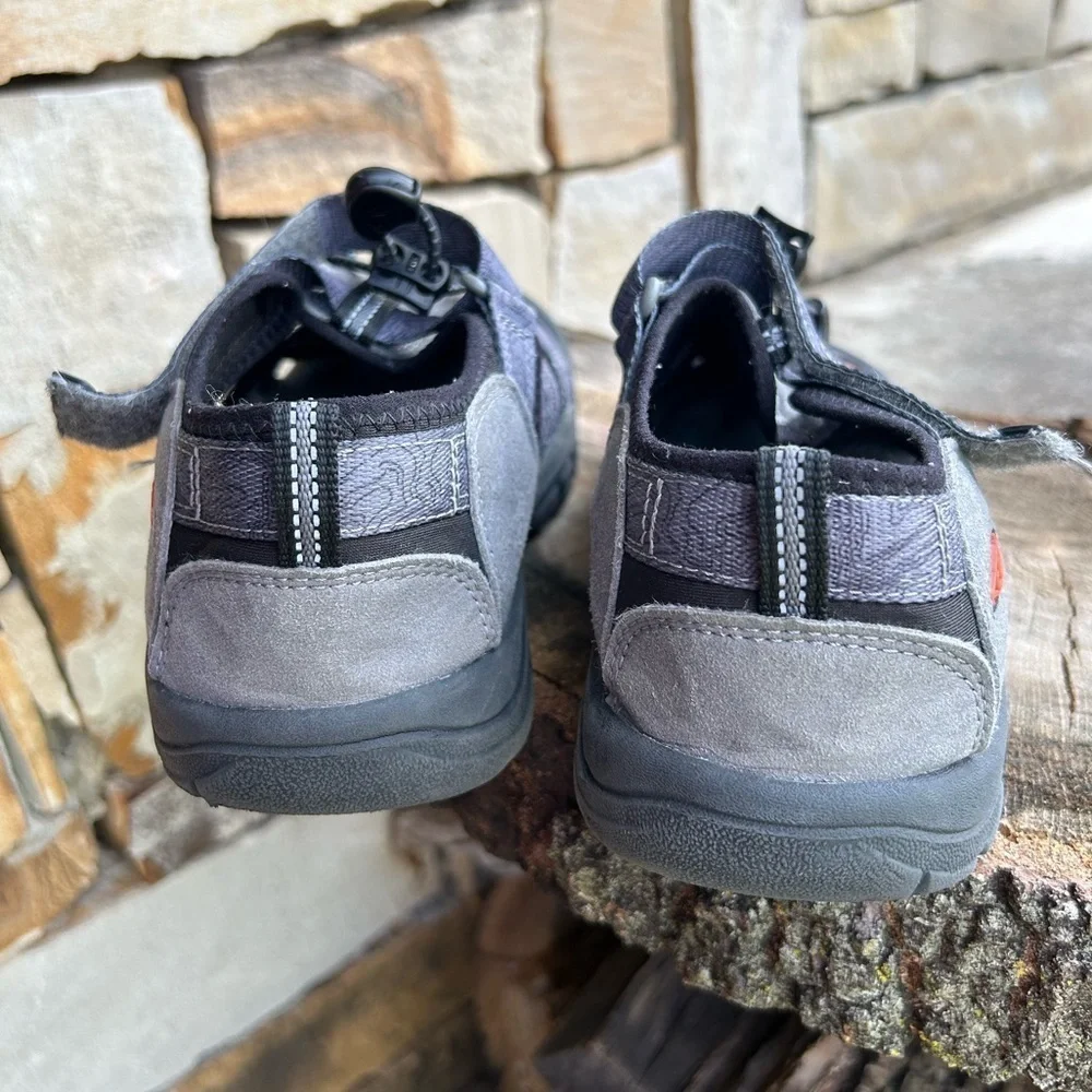 Keen hiking water