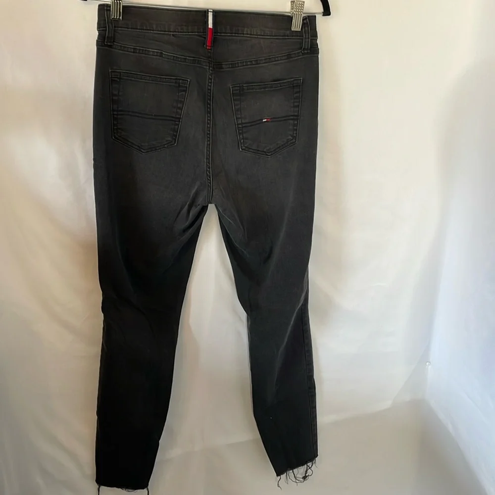 Tommy Hilfiger black stretchy jeans size 8‎ curve legging frayed bottom
