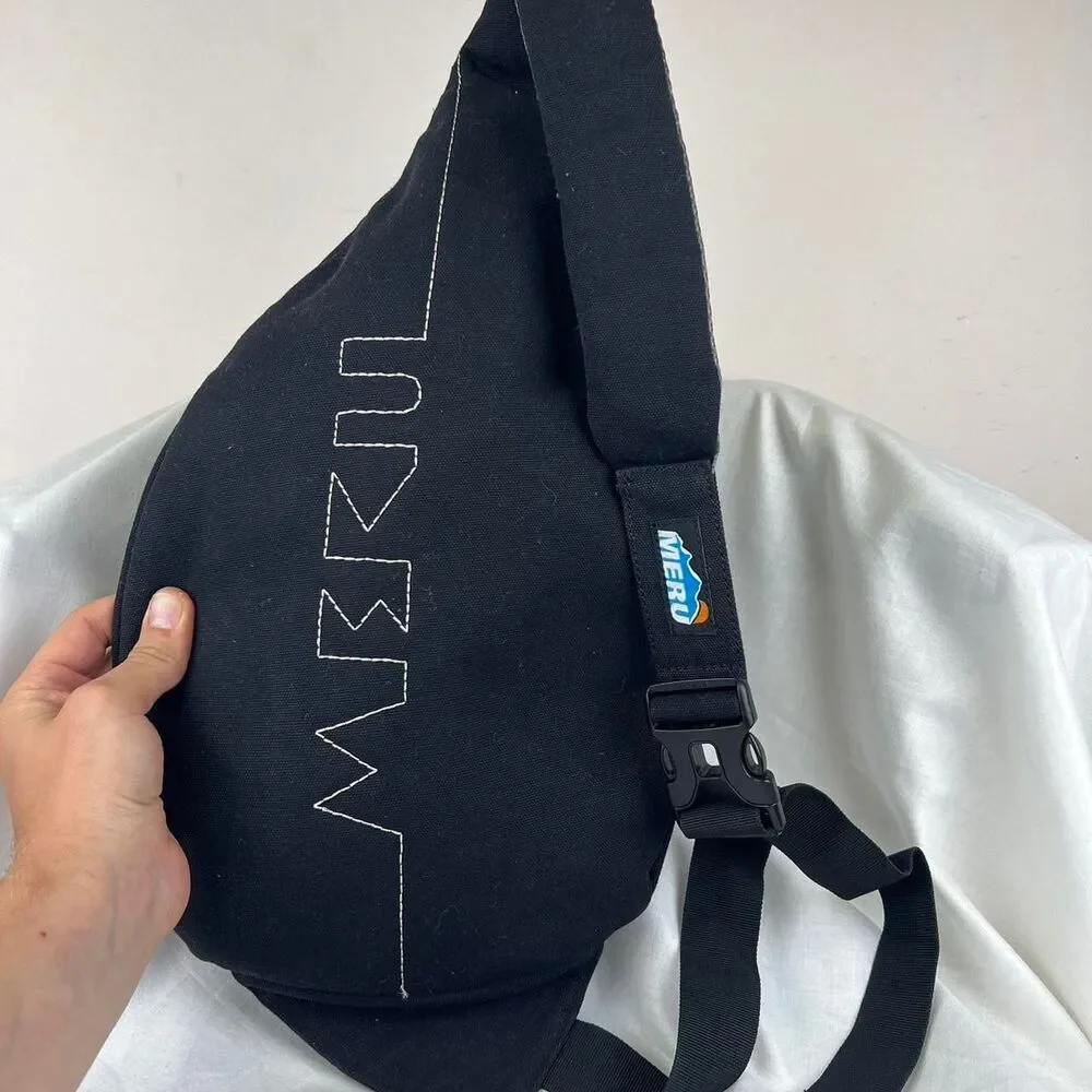 Meru black canvas