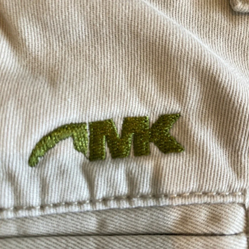 Mountain Khakis standard closure often