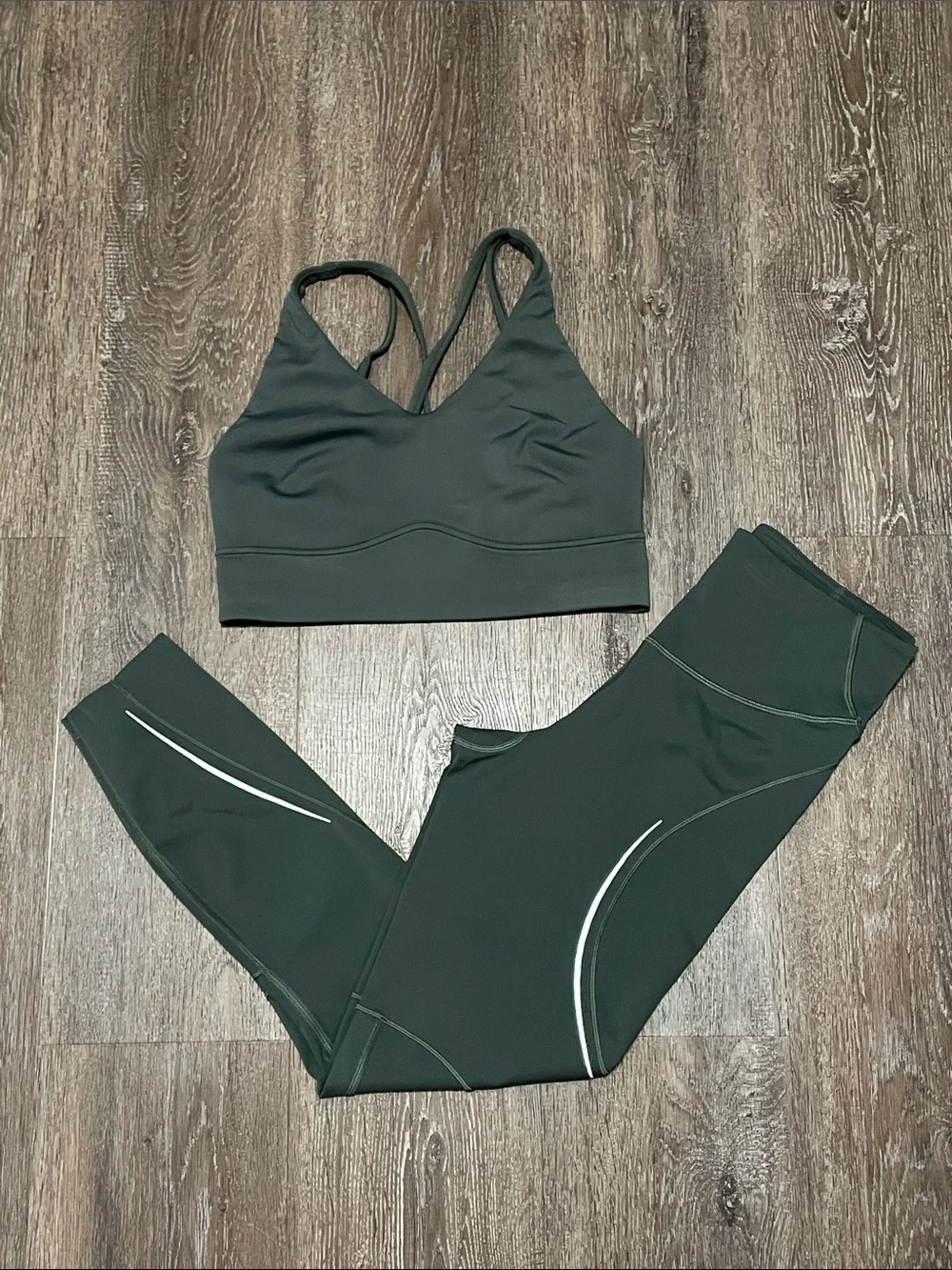 EUC Lululemon Matching Smoked Spruce Set. Size Top 8/Bottom 6