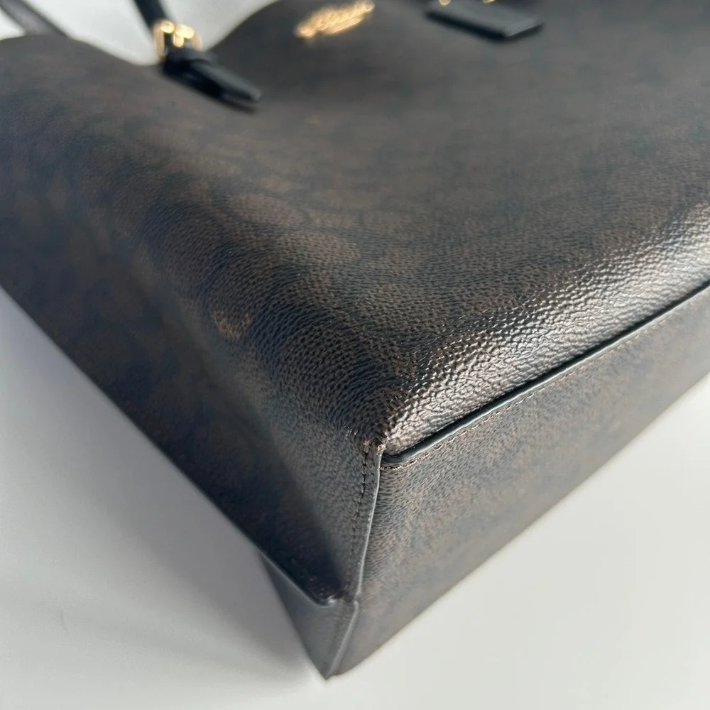 Coach lining tote compartment