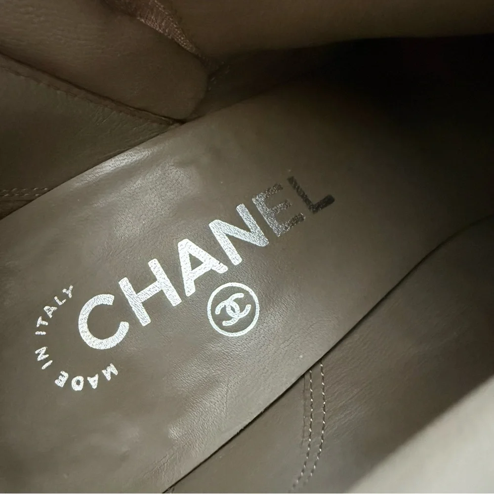 CHANEL suede chain