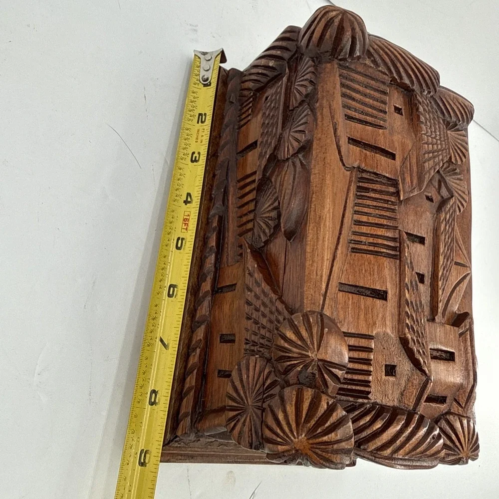 The Unbranded Brand vintage hand