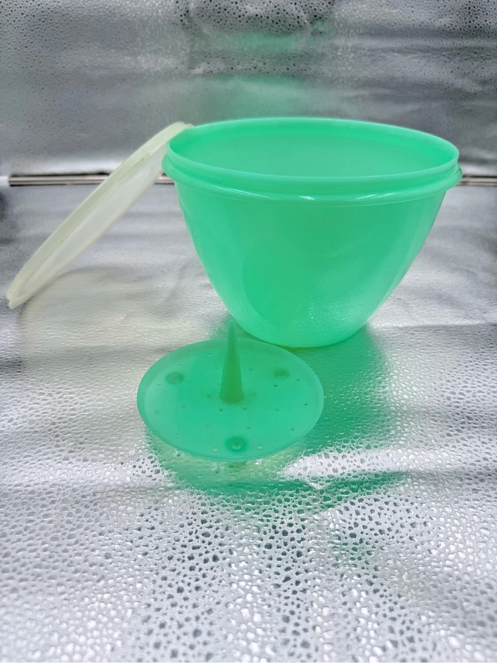 Tupperware Crisp-It Lettuce Keeper 679 Jadeite Green W/ Clear Lid And Spike