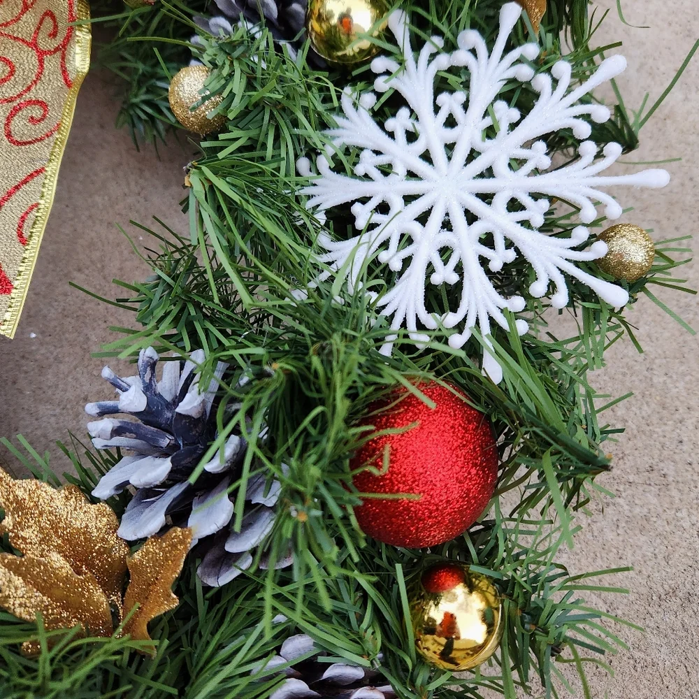 Christmas snowflakes pinecones
